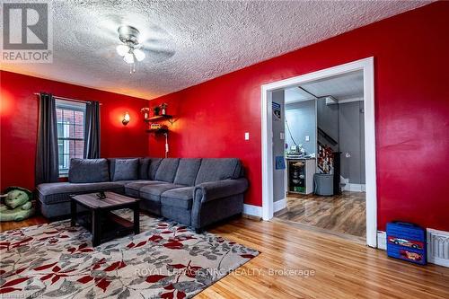 93 Griffith Street, Welland, ON - Indoor Photo Showing Living Room