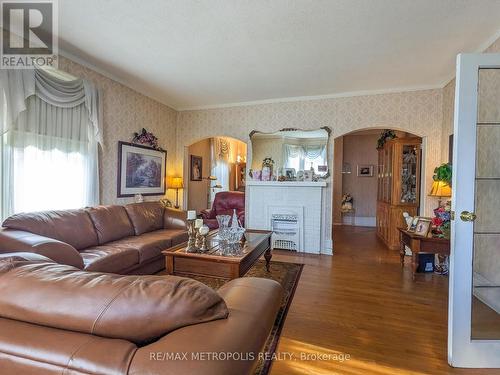 529 Christina Street N, Sarnia, ON - Indoor Photo Showing Living Room