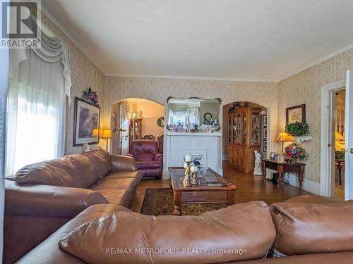 529 Christina Street N, Sarnia, ON - Indoor Photo Showing Living Room