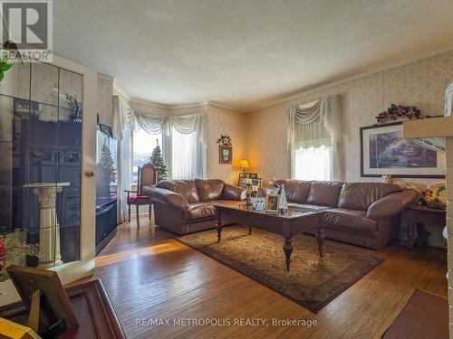 529 Christina Street N, Sarnia, ON - Indoor Photo Showing Living Room