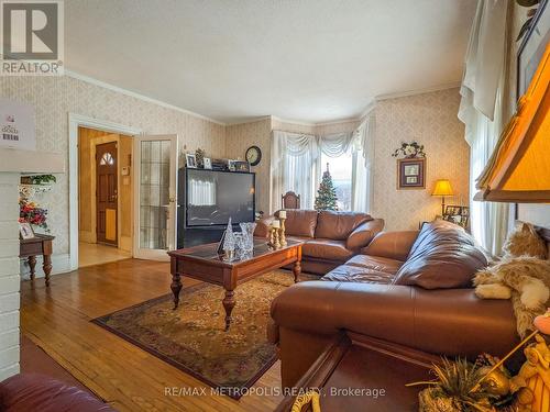 529 Christina Street N, Sarnia, ON - Indoor Photo Showing Living Room