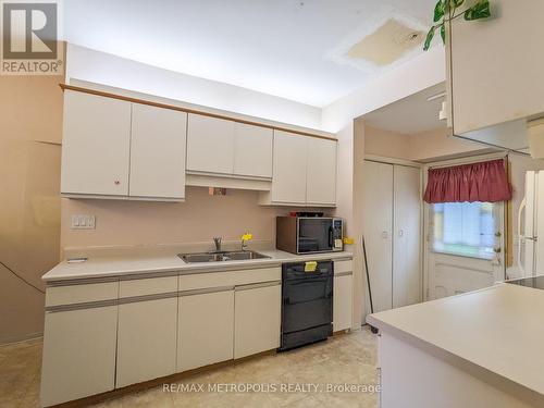 529 Christina Street N, Sarnia, ON - Indoor Photo Showing Kitchen With Double Sink