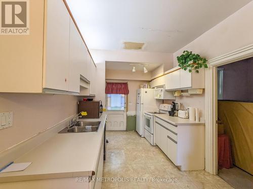 529 Christina Street N, Sarnia, ON - Indoor Photo Showing Kitchen With Double Sink