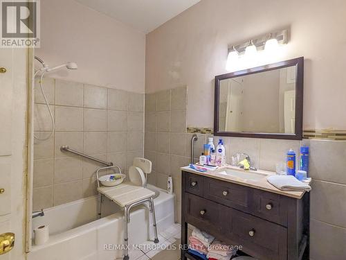 529 Christina Street N, Sarnia, ON - Indoor Photo Showing Bathroom