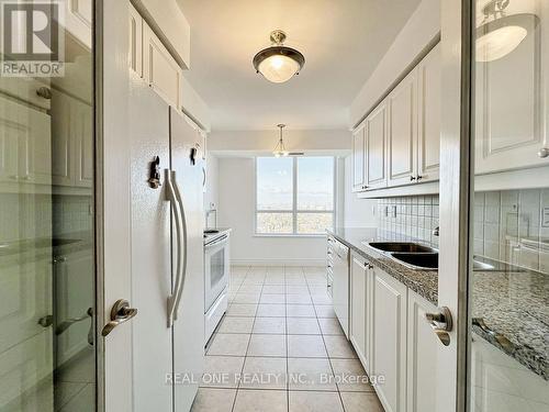 2512 - 15 Greenview Avenue, Toronto, ON - Indoor Photo Showing Kitchen