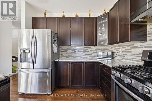 31 Rushlands Crescent, Whitby, ON - Indoor Photo Showing Kitchen With Upgraded Kitchen