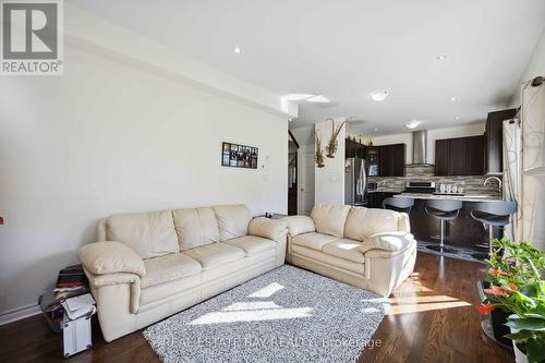 31 Rushlands Crescent, Whitby, ON - Indoor Photo Showing Living Room