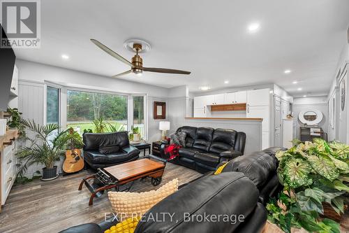 26832 Park Road W, Georgina, ON - Indoor Photo Showing Living Room