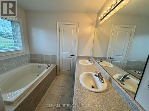 30 Festival Court, East Gwillimbury, ON - Indoor Photo Showing Bathroom