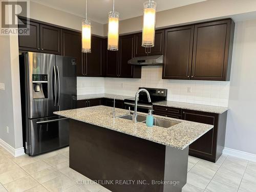 30 Festival Court, East Gwillimbury, ON - Indoor Photo Showing Kitchen With Double Sink