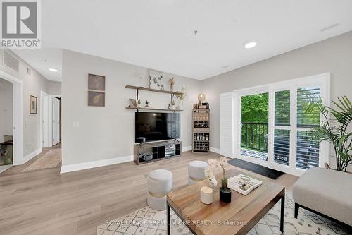 203 - 43 Dale Drive, New Tecumseth, ON - Indoor Photo Showing Living Room