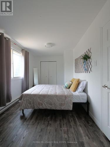 512 Mosley Street, Wasaga Beach, ON - Indoor Photo Showing Bedroom