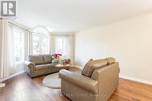 37 Player Drive, Barrie, ON - Indoor Photo Showing Living Room