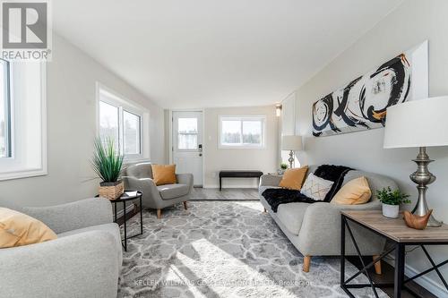 17 - 5263 Elliott Sideroad, Tay, ON - Indoor Photo Showing Living Room