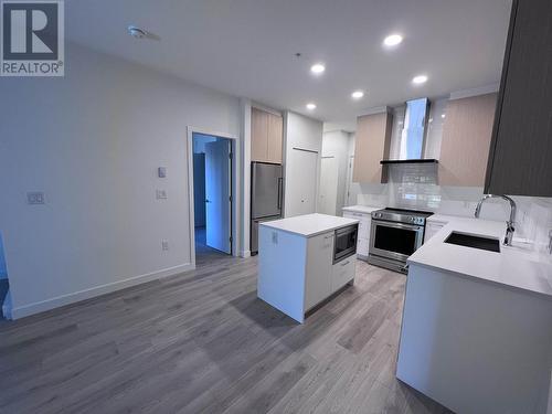 210 7599 15Th Street, Burnaby, BC - Indoor Photo Showing Kitchen