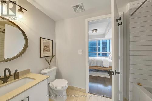 1915 - 460 Adelaide Street E, Toronto, ON - Indoor Photo Showing Bathroom