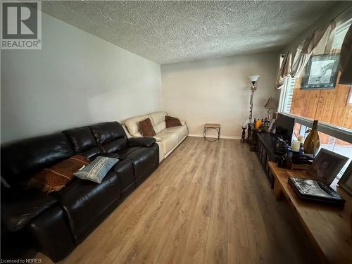 Living room with light hardwood / wood-style floors and a textured ceiling - 3877 Hwy 17 E, Mattawa, ON - Indoor