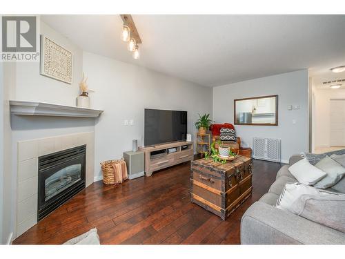 1120 Guisachan Road Unit# 74 Lot# 74, Kelowna, BC - Indoor Photo Showing Living Room With Fireplace