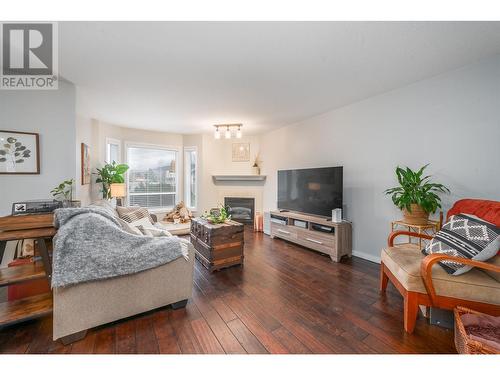 1120 Guisachan Road Unit# 74 Lot# 74, Kelowna, BC - Indoor Photo Showing Living Room With Fireplace