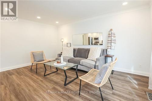 261 Vine Street, St. Catharines (Fairview), ON - Indoor Photo Showing Living Room