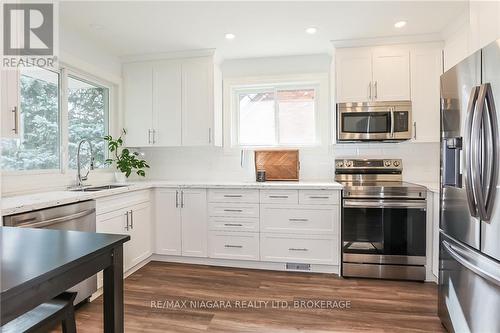 261 Vine Street, St. Catharines (Fairview), ON - Indoor Photo Showing Kitchen With Upgraded Kitchen