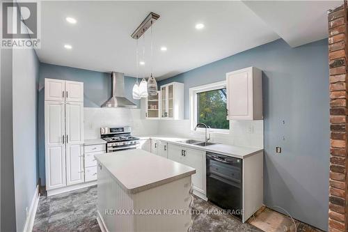 5020 Fifth Avenue, Niagara Falls, ON - Indoor Photo Showing Kitchen With Double Sink With Upgraded Kitchen