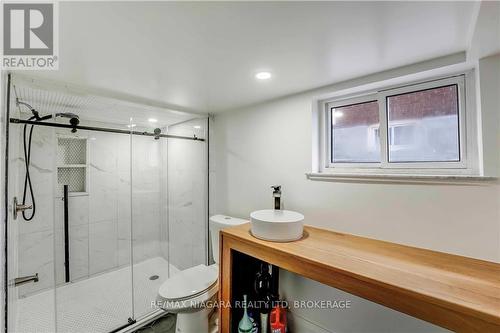 5020 Fifth Avenue, Niagara Falls, ON - Indoor Photo Showing Bathroom