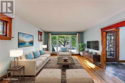 5020 Fifth Avenue, Niagara Falls, ON - Indoor Photo Showing Living Room