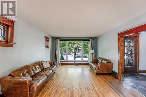 5020 Fifth Avenue, Niagara Falls, ON - Indoor Photo Showing Living Room