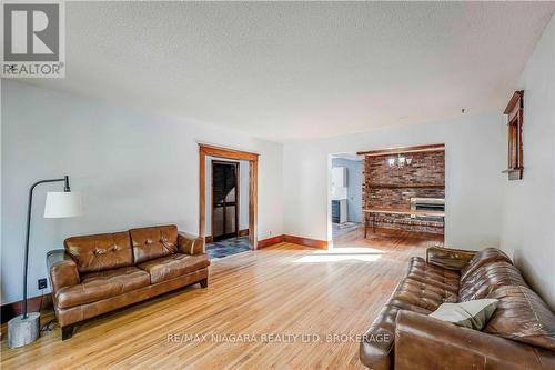 5020 Fifth Avenue, Niagara Falls, ON - Indoor Photo Showing Living Room