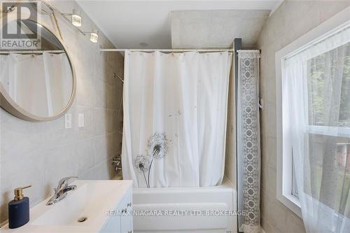 20 Randolph Street, Welland (768 - Welland Downtown), ON - Indoor Photo Showing Bathroom