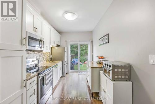 B - 90 Ormond Street N, Thorold (557 - Thorold Downtown), ON - Indoor Photo Showing Kitchen With Upgraded Kitchen