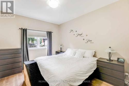 B - 90 Ormond Street N, Thorold (557 - Thorold Downtown), ON - Indoor Photo Showing Bedroom