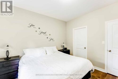 B - 90 Ormond Street N, Thorold (557 - Thorold Downtown), ON - Indoor Photo Showing Bedroom