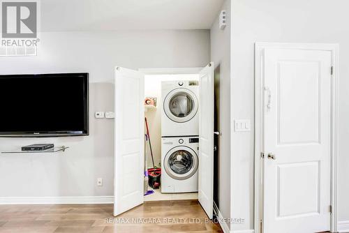 B - 90 Ormond Street N, Thorold (557 - Thorold Downtown), ON - Indoor Photo Showing Laundry Room