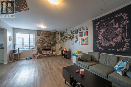 991 12Th Street, Kamloops, BC - Indoor Photo Showing Living Room With Fireplace