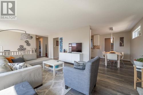 991 12Th Street, Kamloops, BC - Indoor Photo Showing Living Room