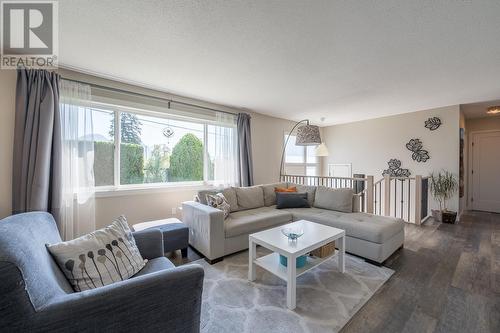 991 12Th Street, Kamloops, BC - Indoor Photo Showing Living Room