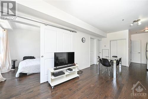 429 Kent Street Unit#425, Ottawa, ON - Indoor Photo Showing Living Room