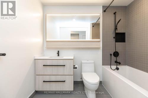 813 - 425 Front Street E, Toronto, ON - Indoor Photo Showing Bathroom