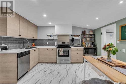 423 D Avenue S, Saskatoon, SK - Indoor Photo Showing Kitchen With Double Sink