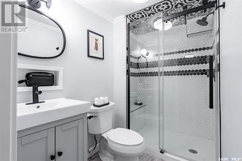 423 D Avenue S, Saskatoon, SK - Indoor Photo Showing Bathroom