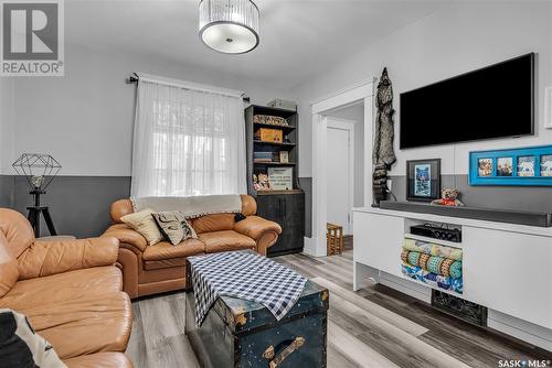 423 D Avenue S, Saskatoon, SK - Indoor Photo Showing Living Room