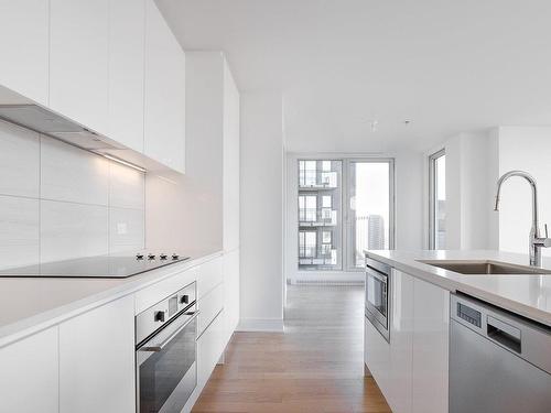 Cuisine - 2201-2320 Rue Tupper, Montréal (Ville-Marie), QC - Indoor Photo Showing Kitchen With Upgraded Kitchen