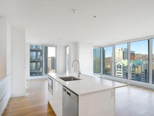 Salon - 2201-2320 Rue Tupper, Montréal (Ville-Marie), QC - Indoor Photo Showing Kitchen With Upgraded Kitchen