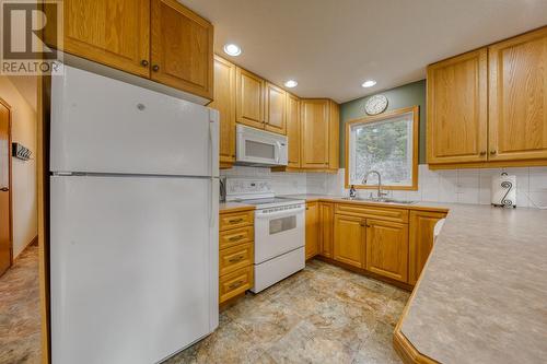 Kitchen and peninsula - 4880 James Street, Fairmont Hot Springs, BC - Indoor Photo Showing Kitchen With Double Sink