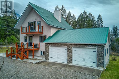 Double-garage and ample uncovered parking spaces - 4880 James Street, Fairmont Hot Springs, BC - Outdoor