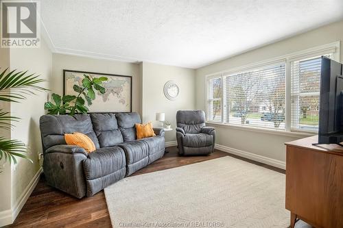 17 Tweedsmuir Avenue East, Chatham, ON - Indoor Photo Showing Living Room