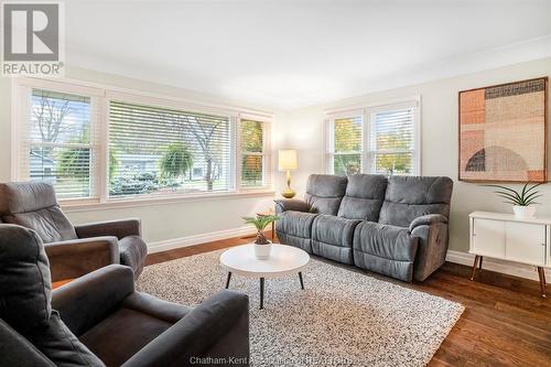 17 Tweedsmuir Avenue East, Chatham, ON - Indoor Photo Showing Living Room