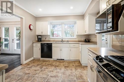 17 Tweedsmuir Avenue East, Chatham, ON - Indoor Photo Showing Kitchen With Double Sink